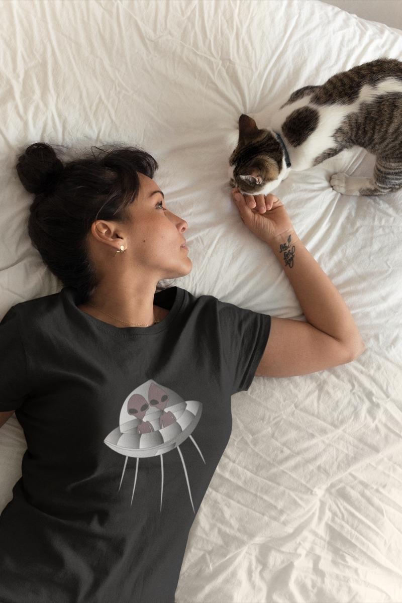 Alien First Date women's Sportage t-shirt with a cat