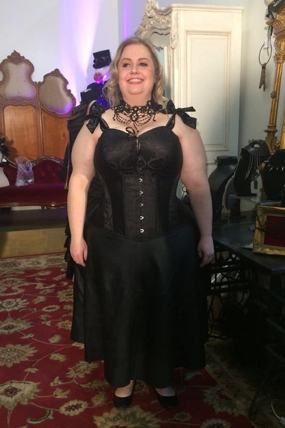 Rebecca Gallery Serpentine customer wearing her new custom sized ebony Turn of the Century corset made by Gallery Serpentine